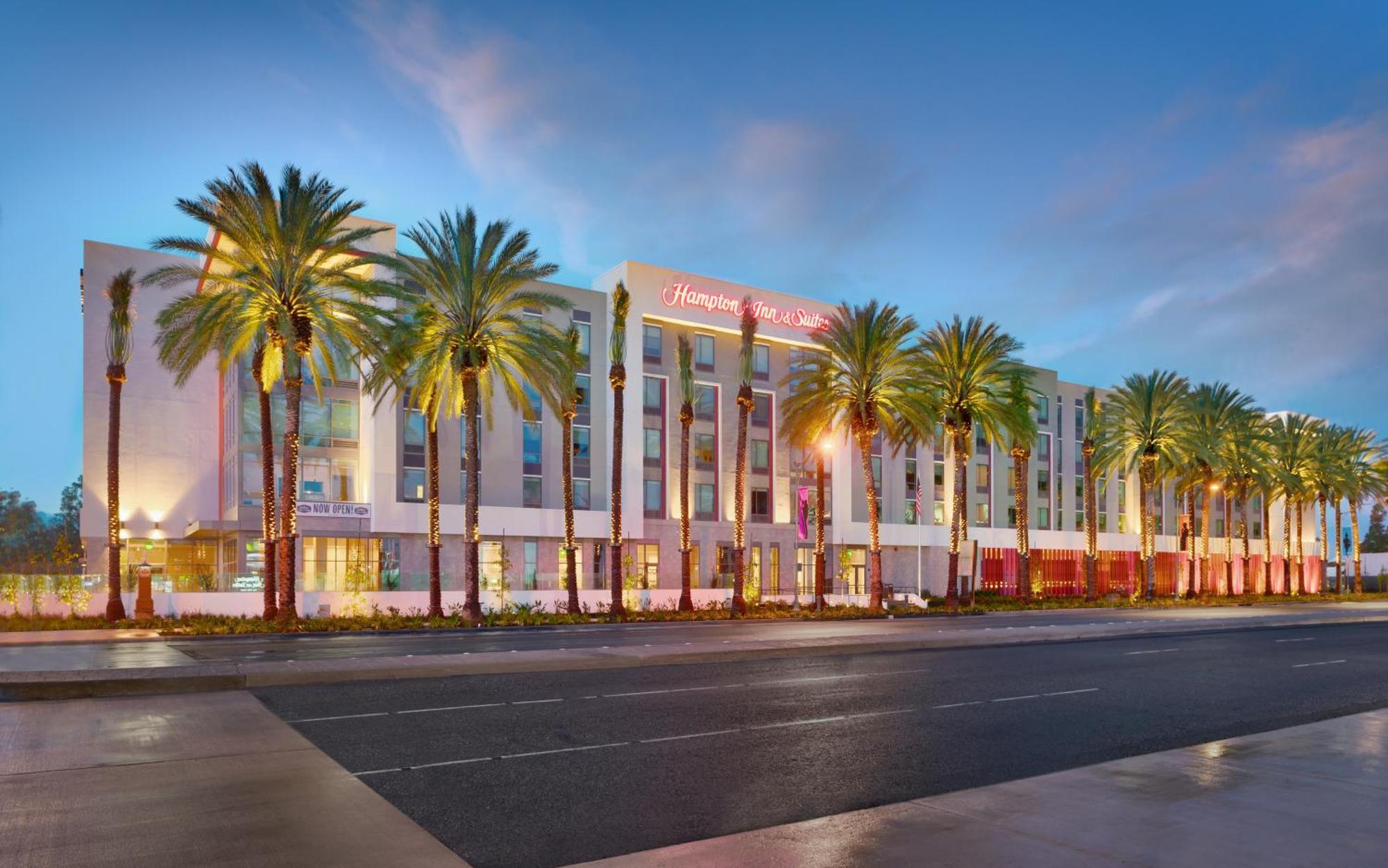 Hampton Inn & Suites Anaheim Resort Convention Center Exterior photo